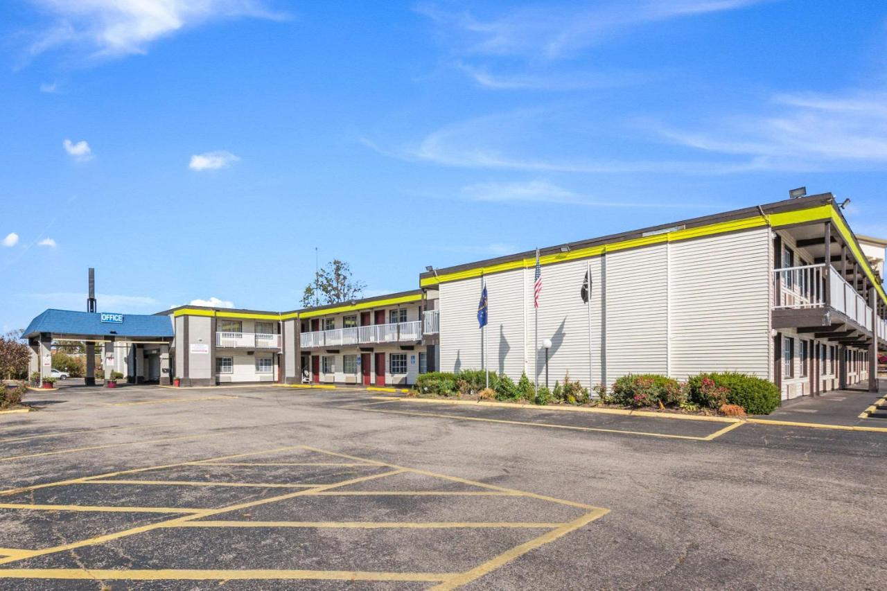 Econo Lodge Inn & Suites Terre Haute Exteriör bild